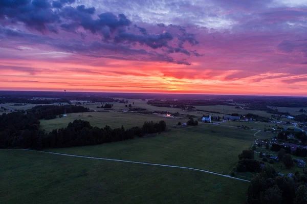 夏の季節の素晴らしい夕日の航空写真 自然の風景 フィールドとツリー — ストック写真