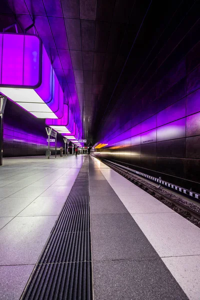 Hamburg Tyskland Juli 2018 Tunnelbanestation Med Lila Ljus Vid Universitet — Stockfoto