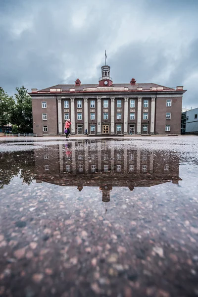 Johvi Estonia Junio 2018 Edificio Gobierno Día Desagradable Bonito Reflejo — Foto de Stock