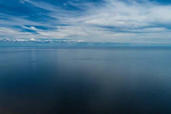 可鸟瞰蓝色湖泊和沙滩海岸 自然景观 — 图库照片