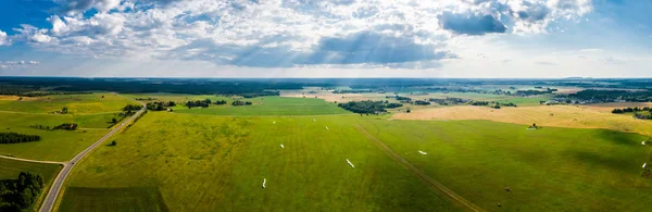 素晴らしい夏の風景の空中パノラマ 上から見た野原と牧草地 — ストック写真
