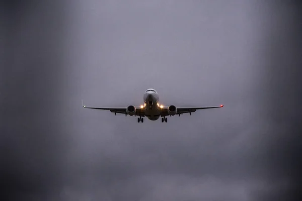 폭풍우 하늘에서 비행기 — 스톡 사진