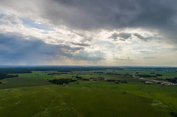 航空写真 緑のフィールド 夏の風景 野原を嵐に巻き上ろす — ストック写真