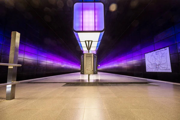 Hamburg Tyskland Juli 2018 Subway Station Med Lila Lyser Vid — Stockfoto
