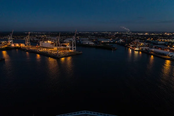 ドイツ ハンブルクの港でコンテナと積み込む大きな貨物船の航空写真 美しい夕日 — ストック写真