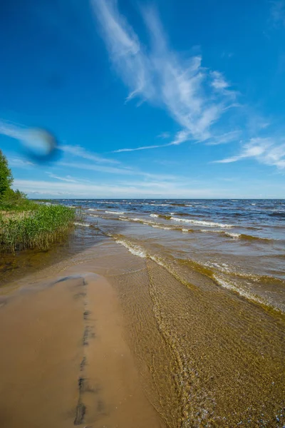 Морське Узбережжя Хвилями Вдень — стокове фото