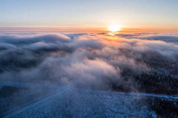 Вид Воздуха Облака Над Лесом Закате Удивительный Зимний Пейзаж — стоковое фото