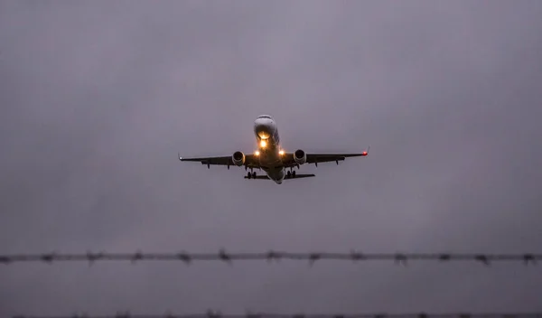 Fırtınalı Gökyüzünde Uçan Uçak — Stok fotoğraf