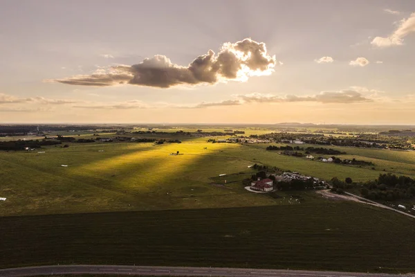 緑の野原と村の晴天 — ストック写真