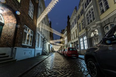 Hamburg, Almanya - 25 Aralık 2017: Koberg'de kışın Noel pazarı, Hansa kent merkezi Luebeck, Almanya 