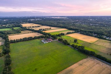 Almanya parkta üzerinde şaşırtıcı günbatımı hava görünümünü. Hill ve kuş bakışı görünüme gölden.