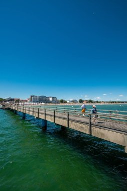Travenmunde, Almanya - 01 Temmuz 2018: Güneşli bir günde güzel yaz deniz kıyısının panoramik görüntüsü. 