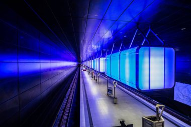 Hamburg, Almanya - 11 Temmuz 2018: Metro İstasyonu'na Speicherstadt alanda Hamburg Üniversitesi'nde Mavi ışıklı.