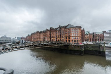 Hamburg, Almanya - 25 Aralık 2017: Alte Speicher, eski depo, Speicherstadt filosu, tuğla taş mimarisi.