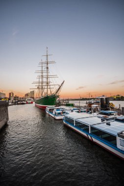 Hamburg, Almanya - 03 Temmuz 2018: Almanya'nın Hamburg Limanı, Harbor'da büyük yelkenli tekneyle. 
