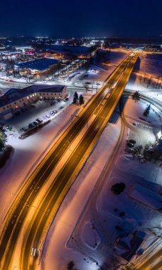 Kış geceleri şehrin havadan görünümü. Muhteşem kış manzarası.