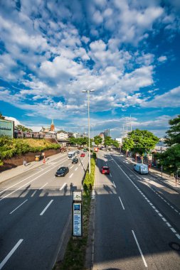 Hamburg, Almanya-12 Temmuz 2018: Hamburg, Almanya arasında yol. Yaz zamanı. Bulutlu bir gün. Şehir yaşamı. 
