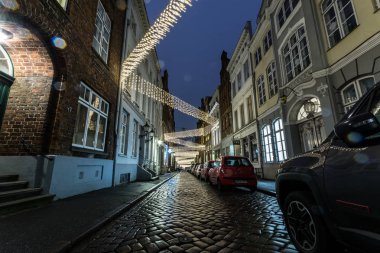 Hamburg, Almanya - 25 Aralık 2017: Koberg'de kışın Noel pazarı, Hansa kent merkezi Luebeck, Almanya 