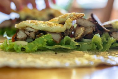 Et, yumurta ve peynirli tortilla sarması yapımı. Taze sebzeler.