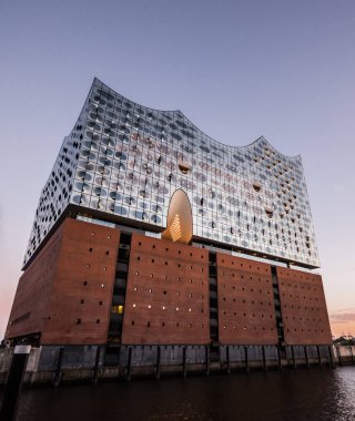 Hamburg, Almanya-Temmuz 03, 2018: Hamburg 'da Elbphilharmonie. Yaz şehri manzarası. Günbatımı.