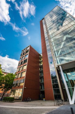 Hamburg, Almanya-Temmuz 12, 2018: pencerelerin bulutlar yansımaları ile Tall modern bina. Hamburg, Almanya. 