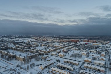 Soğuk bir kış sabahı şehrin havadan görünümü. Sisli bir günde günbatımı. 