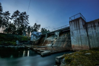 Akşam saatlerinde nehirde sanayi barajı