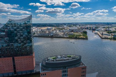 Hamburg, Almanya-30 Haziran 2018: Hamburg 'da Elbphilharmonie 'de havadan görünüm. Yaz şehir manzara.