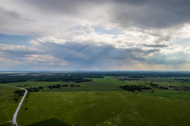 Havadan görünüm, yeşil alanlar. Yaz manzarası. Tarlalar üzerinde fırtına.
