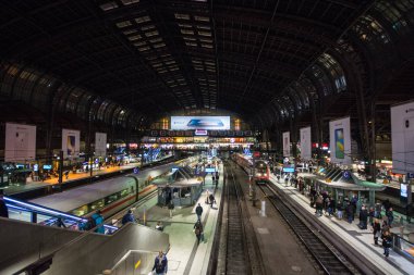 Hamburg, Almanya - 24 Aralık 2017: Hamburg Almanya'da merkez tren istasyonunda Noel zamanı.