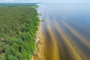 Mavi göl ve kumlu sahil havadan görünümü. Doğa Manzara.  