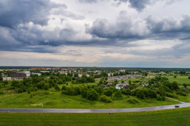 Karanlık fırtına bulutlu gökyüzü altında şehrin havadan görünümü. Şehrin üzerindeki fırtınadan hemen önce. Panorama.