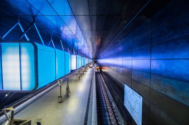 Hamburg, Almanya - 11 Temmuz 2018: Metro İstasyonu'na Speicherstadt alanda Hamburg Üniversitesi'nde Mavi ışıklı.