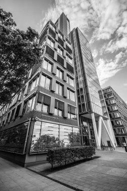 Hamburg, Almanya-Temmuz 12, 2018: pencerelerin bulutlar yansımaları ile Tall modern bina. Hamburg, Almanya.