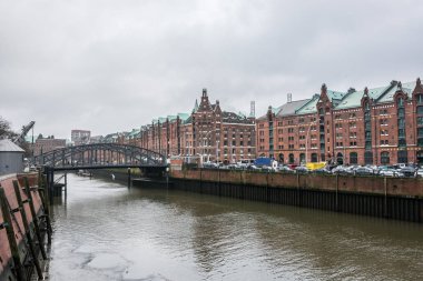 Hamburg, Almanya - 25 Aralık 2017: Alte Speicher, eski depo, Speicherstadt filosu, tuğla taş mimarisi.