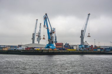 Hamburg, Almanya - 25 Aralık 2017: Hamburg limanında gemiler 