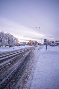 Köye karlı kış yolu 