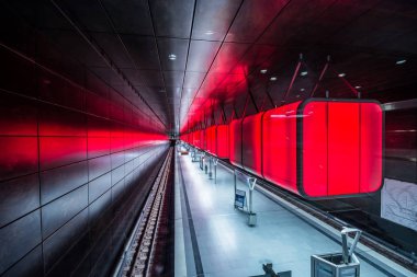 Hamburg, Almanya - 11 Temmuz 2018: Metro İstasyonu'na Speicherstadt alanda Hamburg Üniversitesi'nde kırmızı ışıklar ile.
