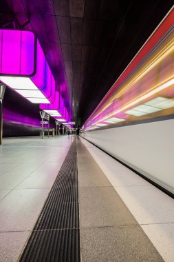 Hamburg, Almanya - 11 Temmuz 2018: Metro İstasyonu'na Speicherstadt alanda Hamburg Üniversitesi'nde mor ışıklı. Tren bulanıklık olduğunu.
