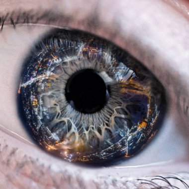 Şehir yansıması insan gözlerinde. Kapat. 