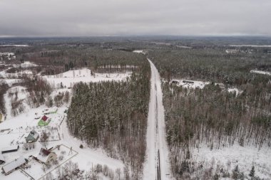 Kış ormanları, tarlalar ve kar larla kaplı nehrin havadan görünümü. Panorama.