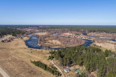 Sahil sahilinde havadan görünüm uçuşu, eriyen buz. Kumlu kıyı, göl, orman ve kar üzerinde havadan görünüm. 