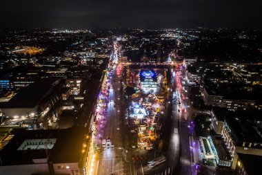 Geceleri Hamburg 'un havadan görünümü, Almanya. Noel zamanı. Wandsbek istasyonu. Şehir trafiği. Noel süsleri. Hava görüntüleri. Gece.