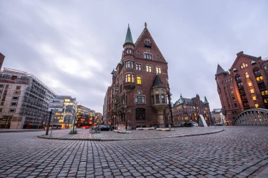 Hamburg, Almanya-Temmuz 09, 2018: Hamburg depo bölgesi (Speicherstadt) geceleri.