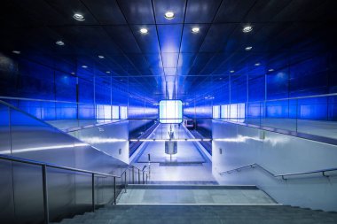 Hamburg, Almanya - 11 Temmuz 2018: Metro İstasyonu'na Speicherstadt alanda Hamburg Üniversitesi'nde ışık mavi ışıklar ile.