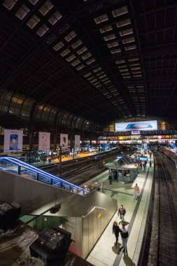 Hamburg, Almanya - 24 Aralık 2017: Hamburg Almanya'da merkez tren istasyonunda Noel zamanı.