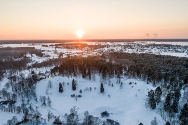 Hava güzel bir gün batımı görünümünde kış orman.