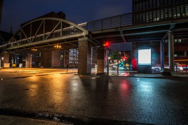 Hamburg, Almanya-Temmuz 09, 2018: Hamburg depo bölgesi (Speicherstadt) geceleri. Yağmur sonra güzel yansımalar gitti. 