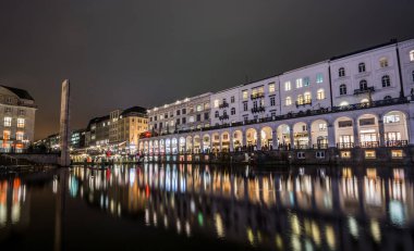 Hamburg, Almanya - 24 Aralık 2017: Hamburg Almanya'da Noel zamanı. Su Üzerine Düşünceler. Gece, uzun pozlama.