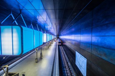 Hamburg, Almanya - 11 Temmuz 2018: Metro İstasyonu'na Speicherstadt alanda Hamburg Üniversitesi'nde Mavi ışıklı.